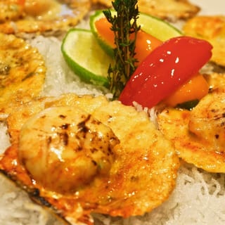 Conchitas Gratinadas Con Camarones Y Salsa Coral